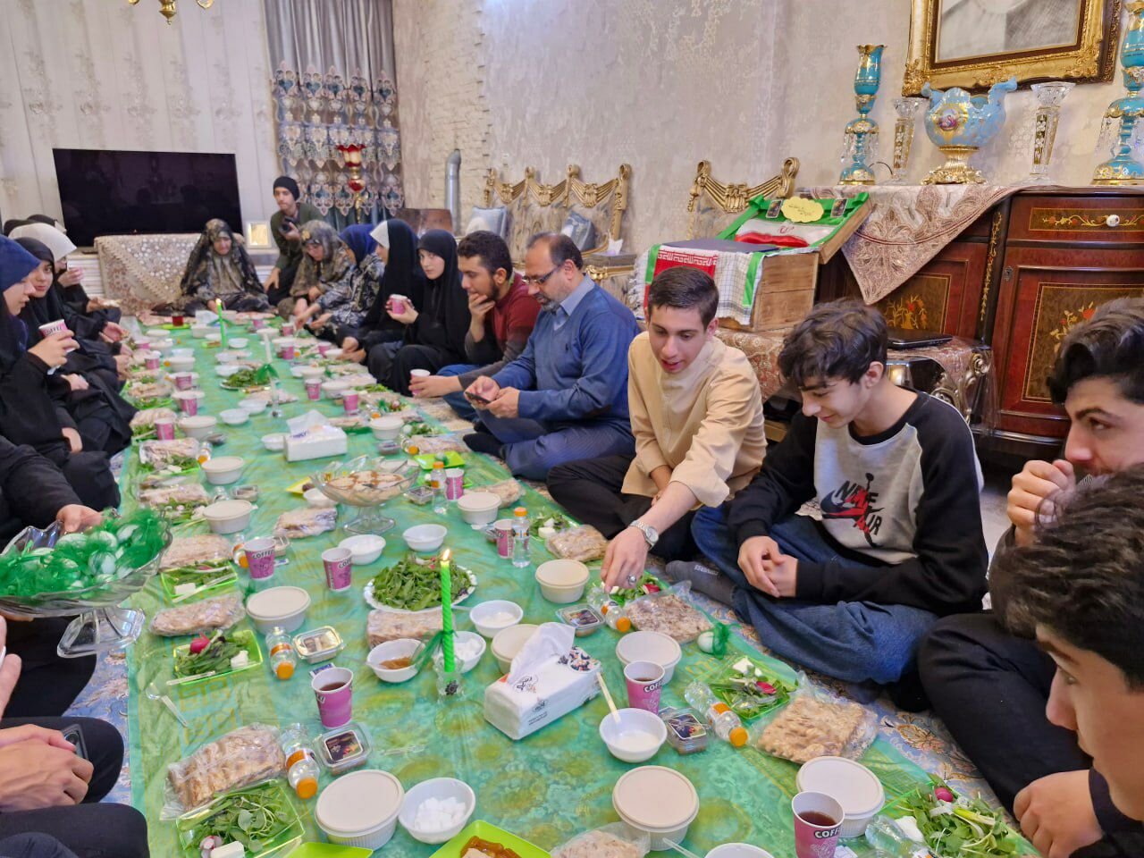 مهمانی ده هشتادیها در خانه مادر شهید گمنام