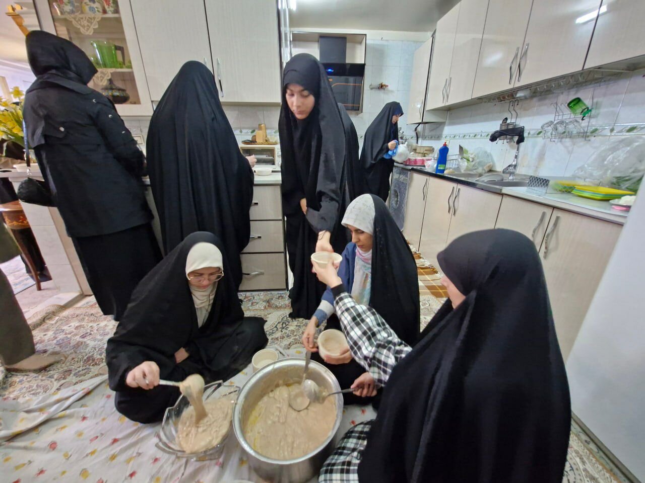 مهمانی ده هشتادیها در خانه مادر شهید گمنام