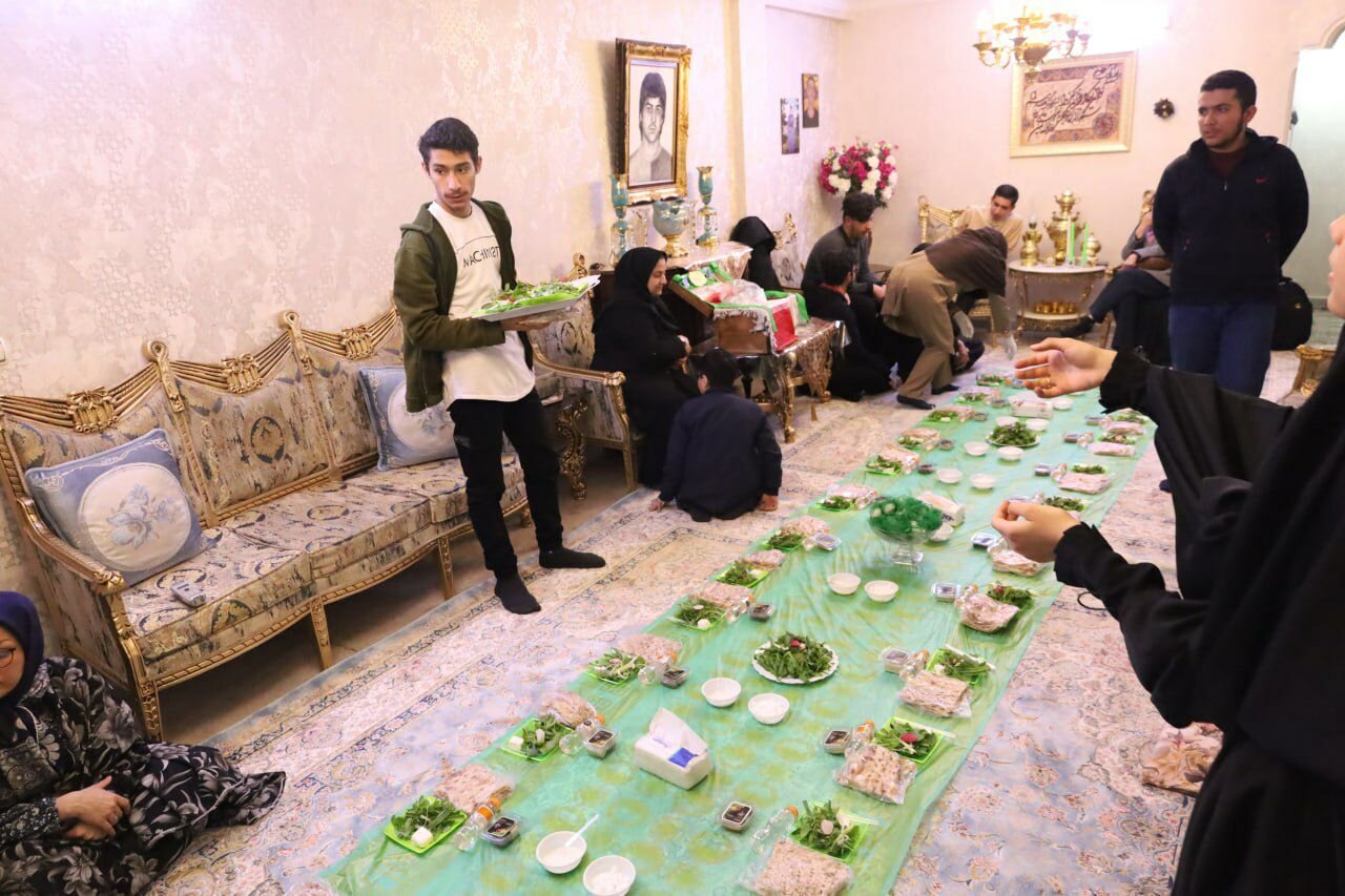 مهمانی ده هشتادیها در خانه مادر شهید گمنام