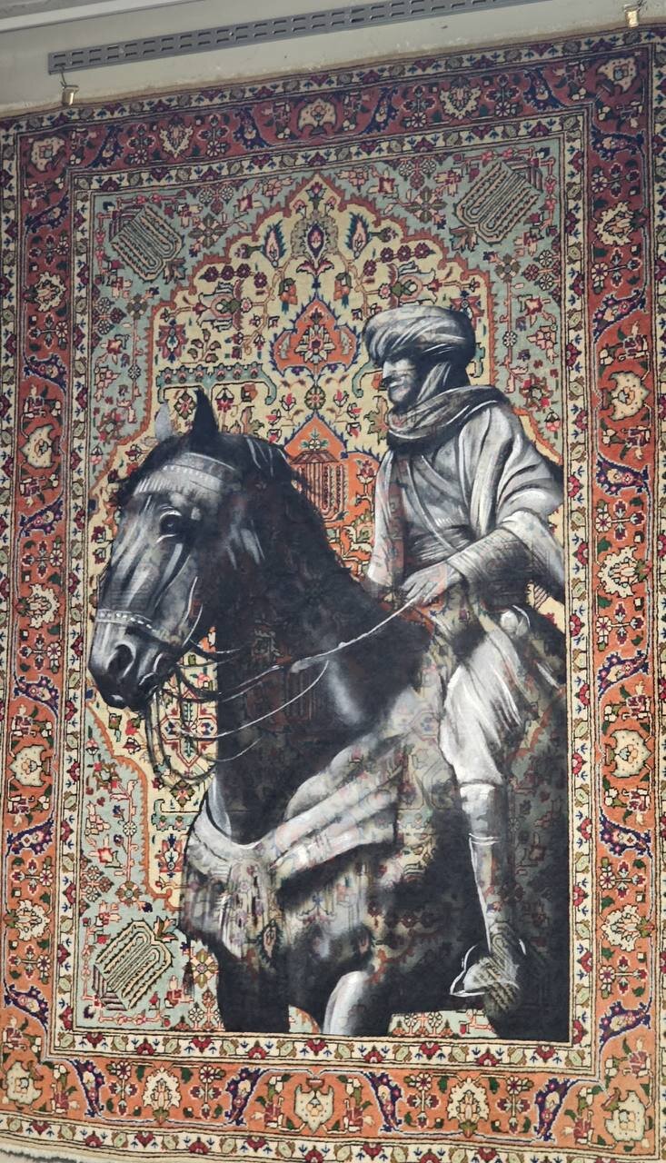 نقش و رنگ برترنج|درباره جوانی که روی قالی نقاشی میکند