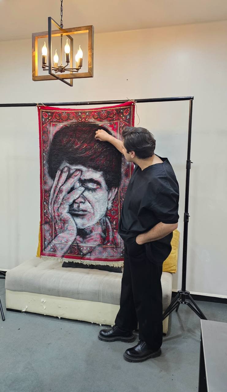 نقش و رنگ برترنج|درباره جوانی که روی قالی نقاشی میکند