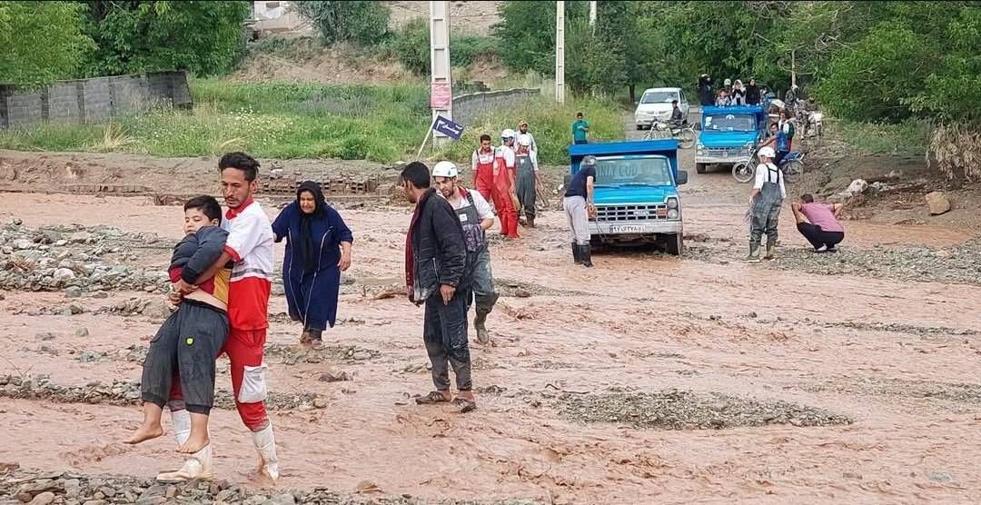16 نوروز در ماموریت|جوان دهه هفتادی هلال احمر از شیرینی های ماموریتهای یک ماهه نوروزی برایمان می گوید