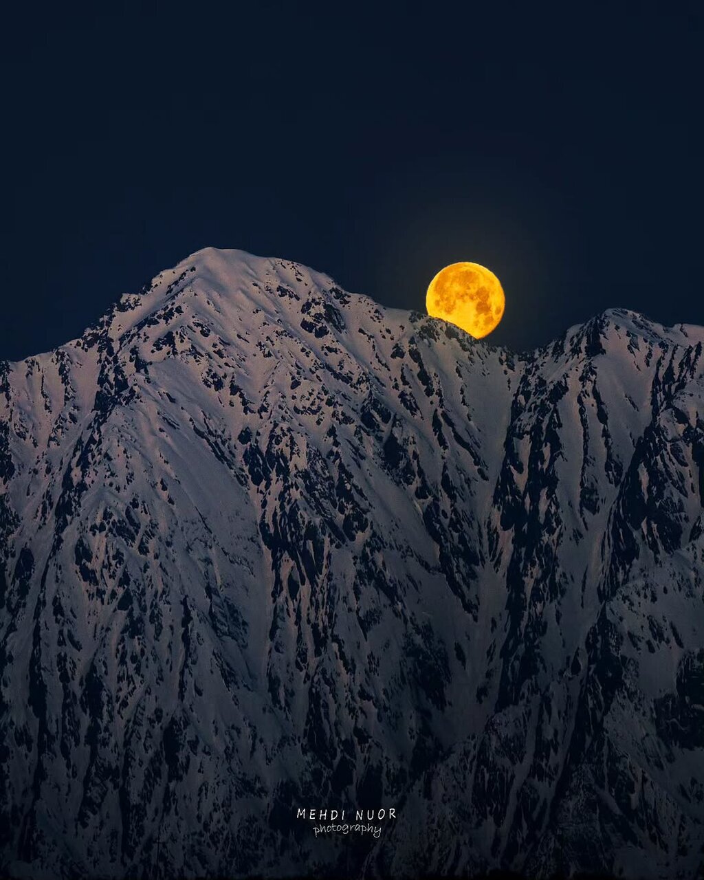 قابی شگفت‌انگیز از شکار آخرین ماه کامل سال ۱۴۰۳ از نمای اشترانکوه