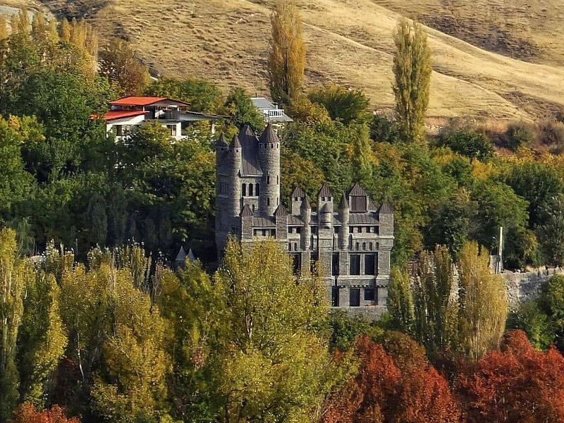 قدم زدن در روستای هری پاتر | این روستا به هاگوارتز ایران شهرت دارد قلعه روستای آغشت