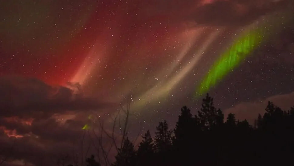 نوار نورانی عجیب در آسمان؛ پدیدهای مرموز که دانشمندان را حیرتزده کرده است!