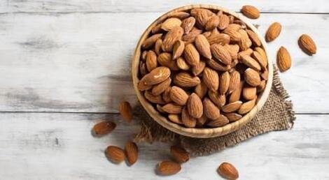 غذاهایی که به شما شکم صاف میدهند بادام