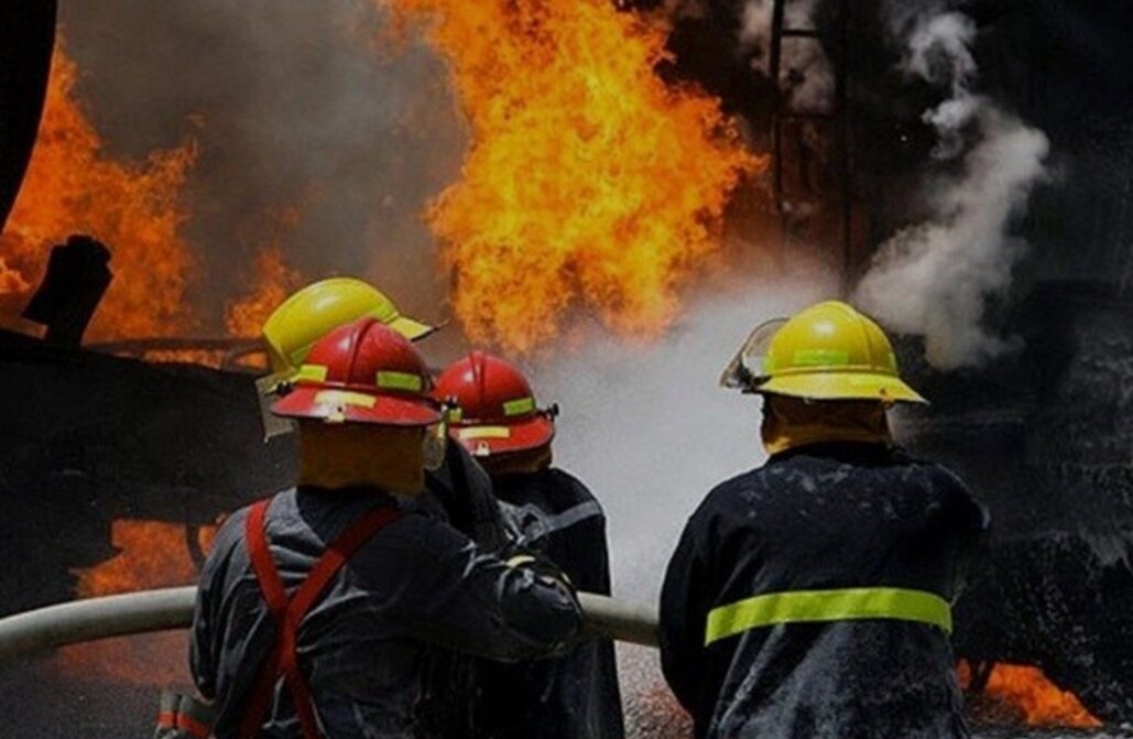 آتش سوزی در جایگاه سوخت؛ جاده آبادان - بندر امام خمینی + ویدئو آتش نشانی