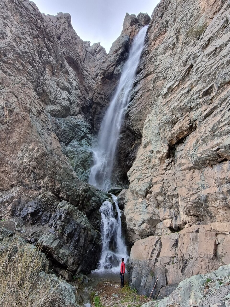 غرش آب بر روی صخرههای سیاه| خطرناک ترین مسیرآبشار گردی تهران کجاست؟