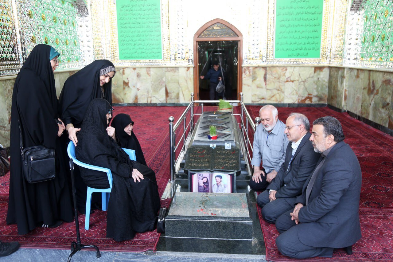 دیدار دکتر تولایی و مادر شهید صبوری