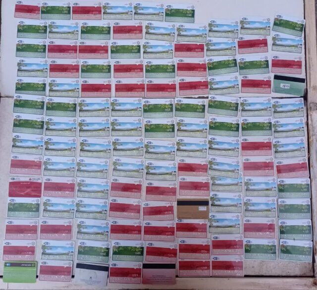 کشف ۱۲۲ کارت بانکی از یک نانوایی! + عکس