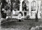 عکس زنان ناصرالدین شاه قاجار کنار حوض و فواره حیاط اندرونی