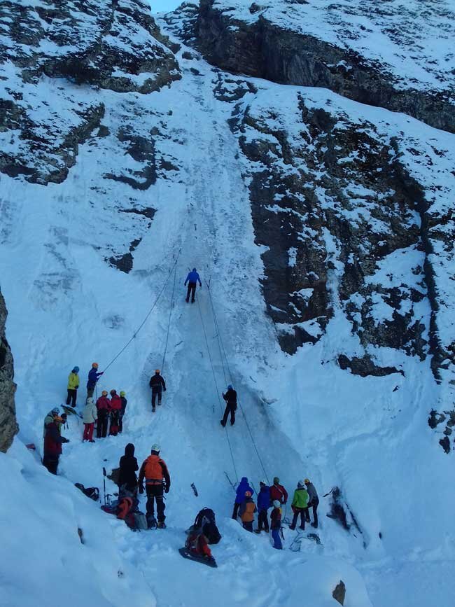 عروس یخی پایتخت کجاست؟ | آب این چشمه قد را بلند میکند