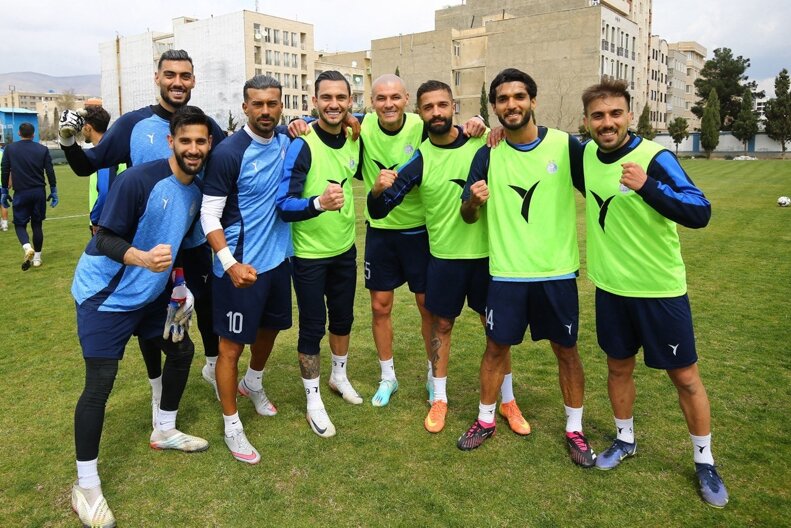 اضافه شدن یک گلر جدید به تمرینات استقلال + عکس | دروازه بان جدید استقلال خوشحالیاش را اینگونه نشان داد