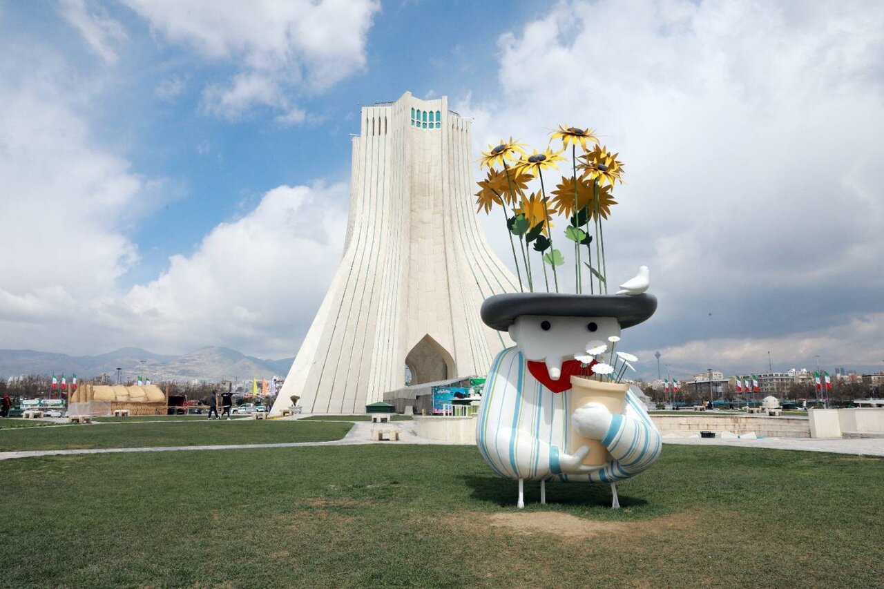 نصب المانهای نوروزی جدید در میدان آزادی