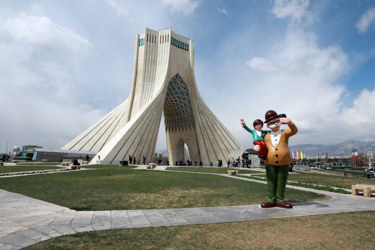 نصب المانهای نوروزی جدید در میدان آزادی