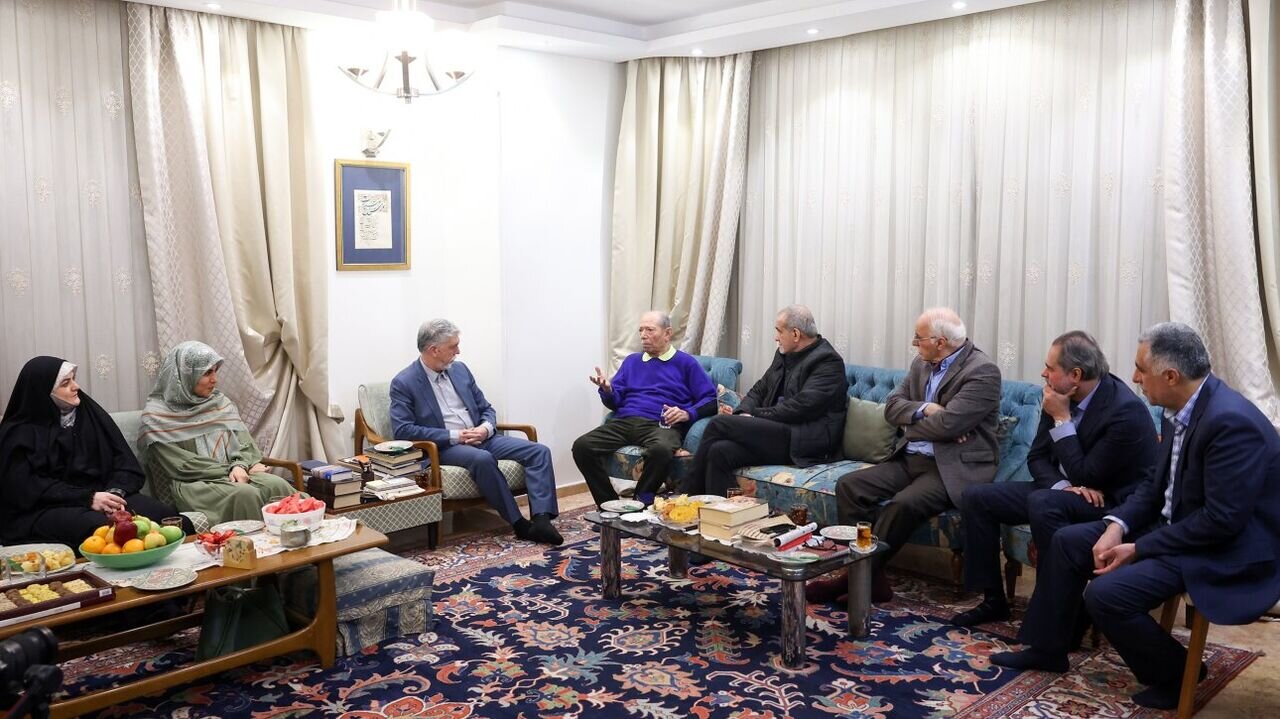 پزشکیان به منزل علی نصیریان رفت