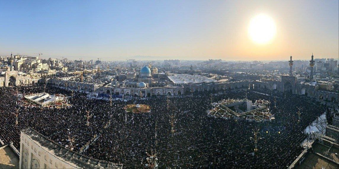 تصاویر هوایی از سیل نمازگزاران برای اقامه نماز عید فطر در حرم رضوی حرم رضوی نماز عید فطر