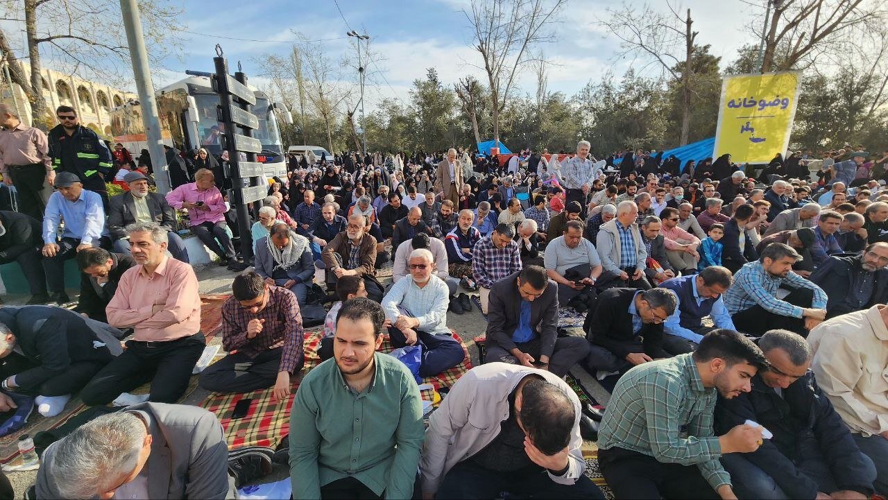 تصاویر هوایی از اقامه نماز عید فطر به امامت رهبر معظم انقلاب مصلی نماز عید فطر 1404