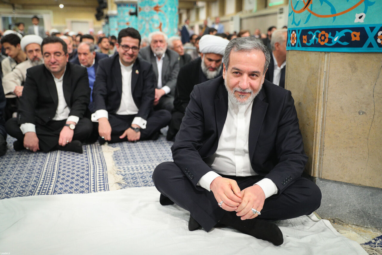 عکسی خاص از وزیر پزشکیان در دیدار با رهبر انقلاب