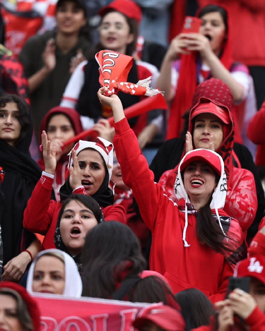 دختران هوادار تیم پرسپولیس در ورزشگاه آزاری | تصاویر