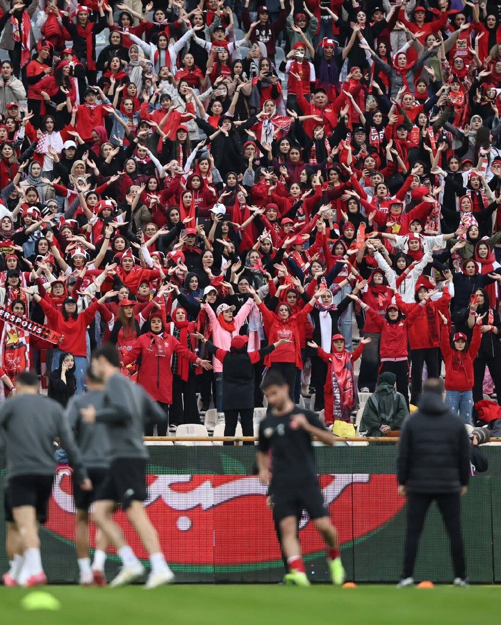 دختران هوادار تیم پرسپولیس در ورزشگاه آزاری | تصاویر