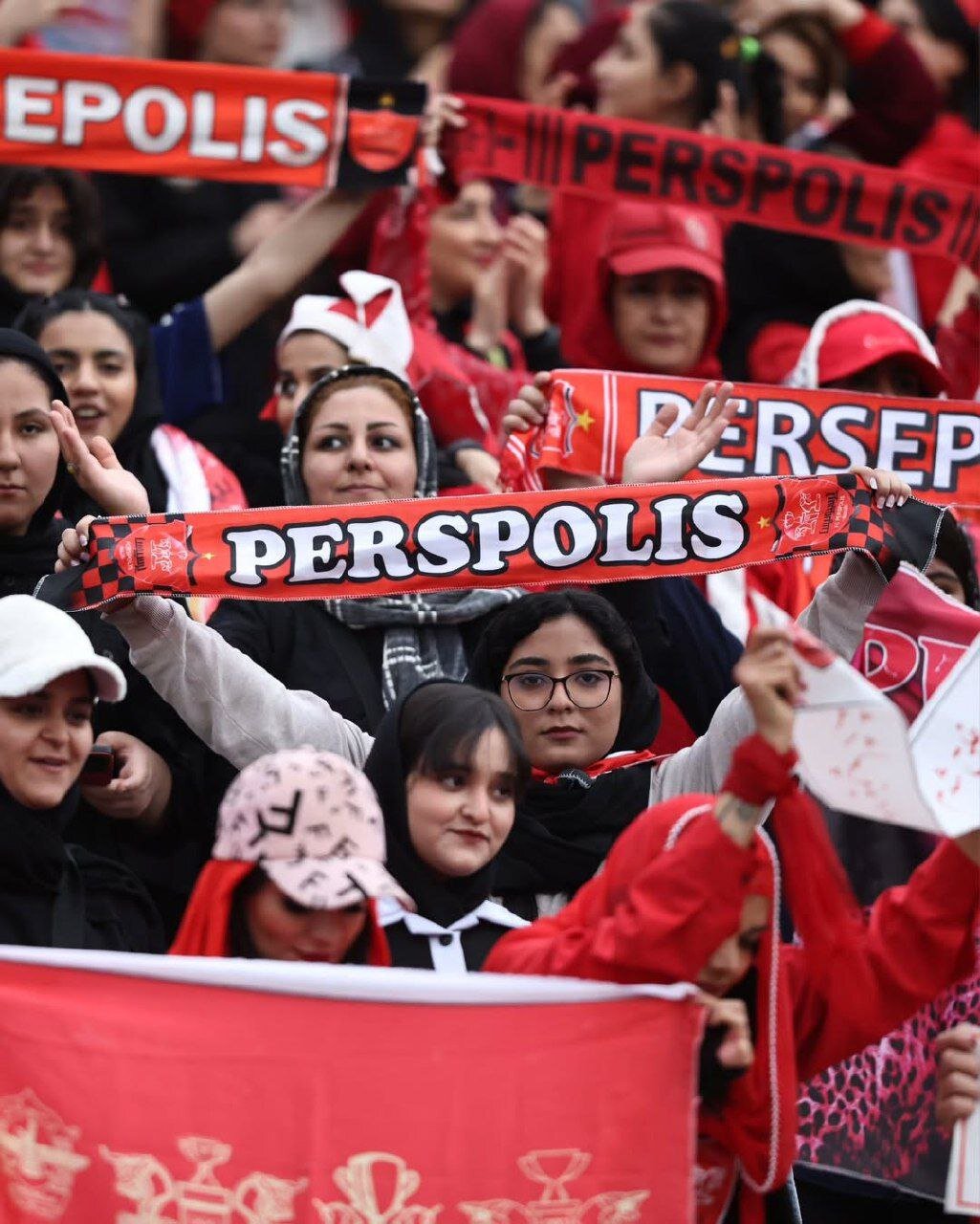 دختران هوادار تیم پرسپولیس در ورزشگاه آزاری | تصاویر