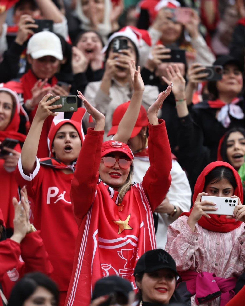 دختران هوادار تیم پرسپولیس در ورزشگاه آزاری | تصاویر