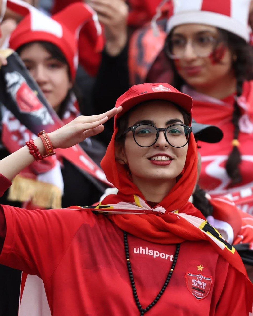 دختران هوادار تیم پرسپولیس در ورزشگاه آزاری | تصاویر