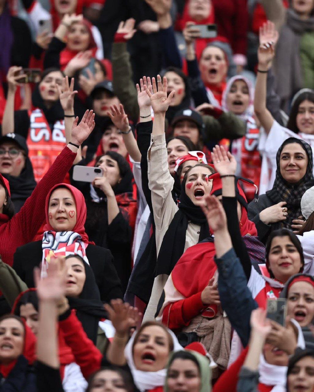 دختران هوادار تیم پرسپولیس در ورزشگاه آزاری | تصاویر