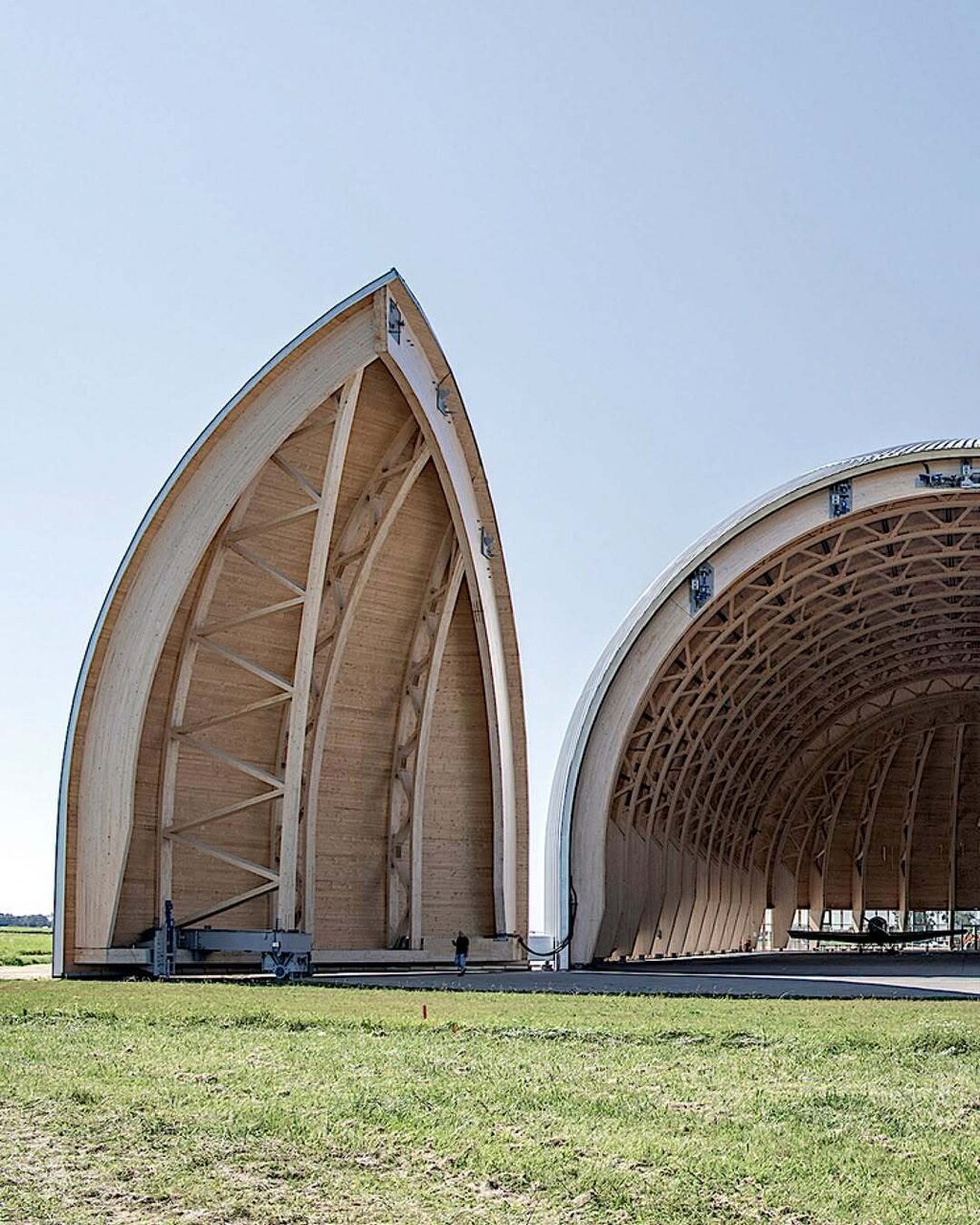 آشیانه غولپیکر کشتی هوایی یا سالن چندمنظوره ؟! | تصاویر