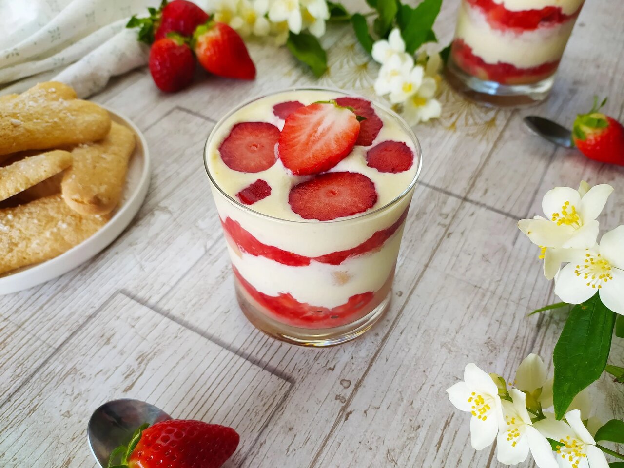 دسر توت فرنگی با لیدی فینگر ؛ ساده ترین روش تهیه تیرامیسو را اینجا بخوانید