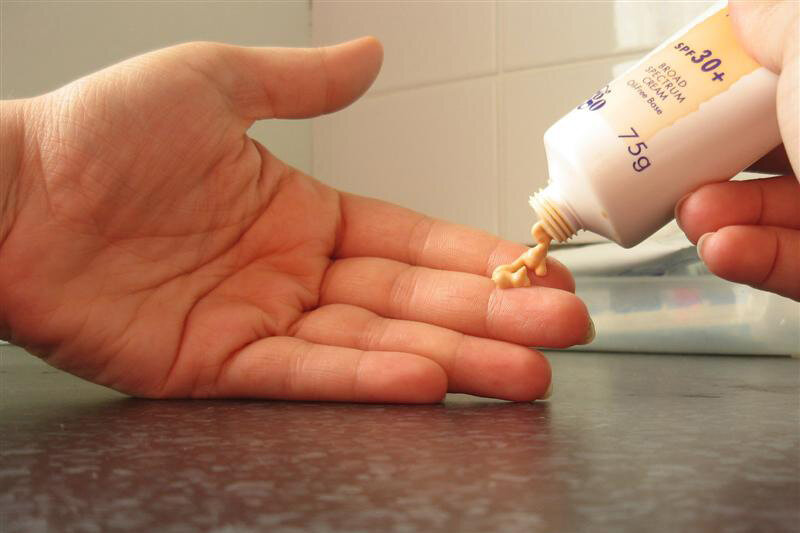 از کجا بفهمیم ضد آفتاب خراب شده است؟ + روش نگهداری صحیح