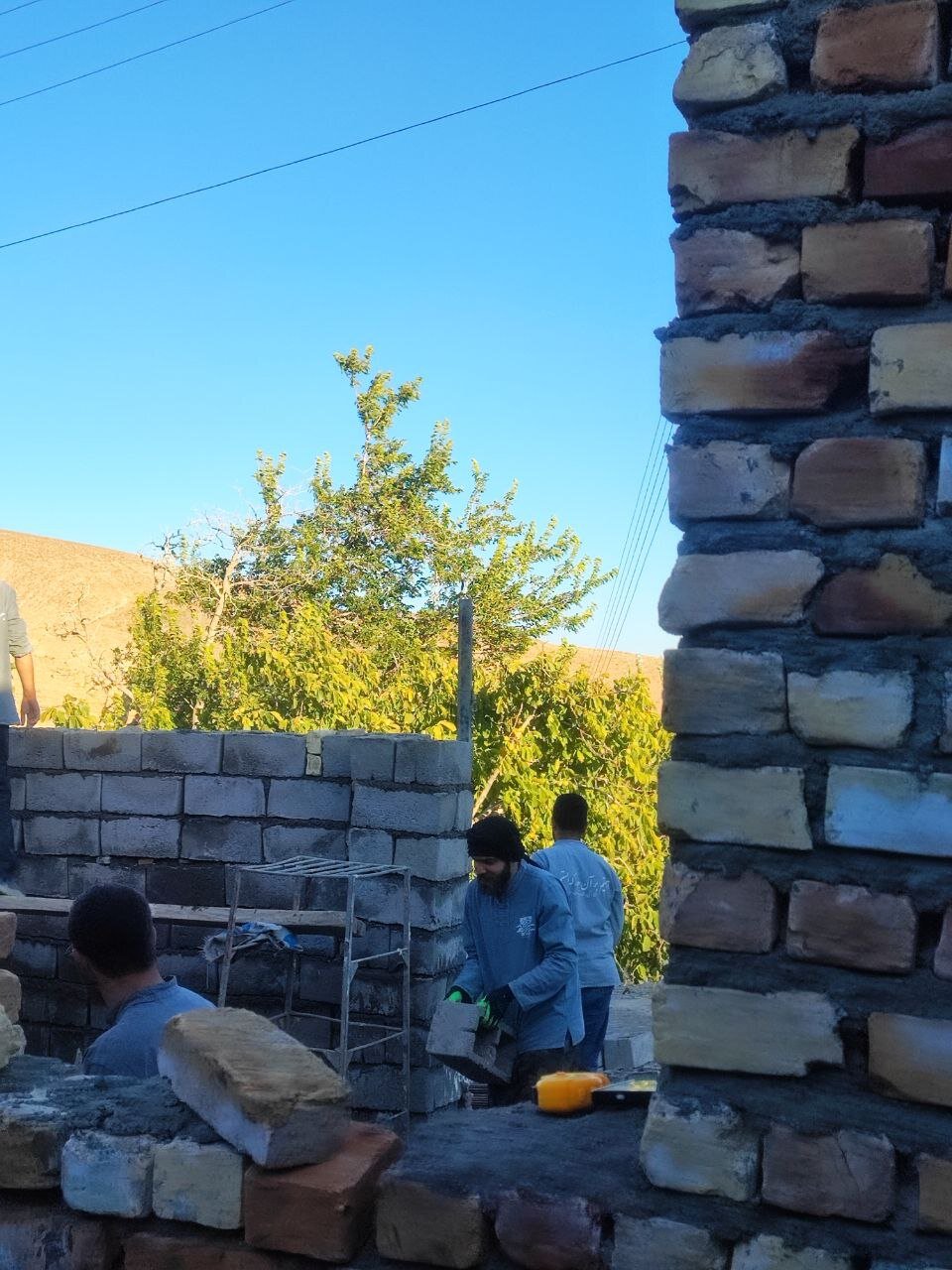 بنایی با خشت بحث علمی | دانشجویان دانشگاه علامه لباس کارگری بر تن کردند 