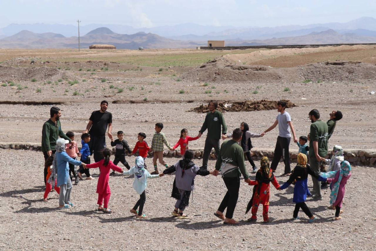 بنایی با خشت بحث علمی | دانشجویان دانشگاه علامه لباس کارگری بر تن کردند 