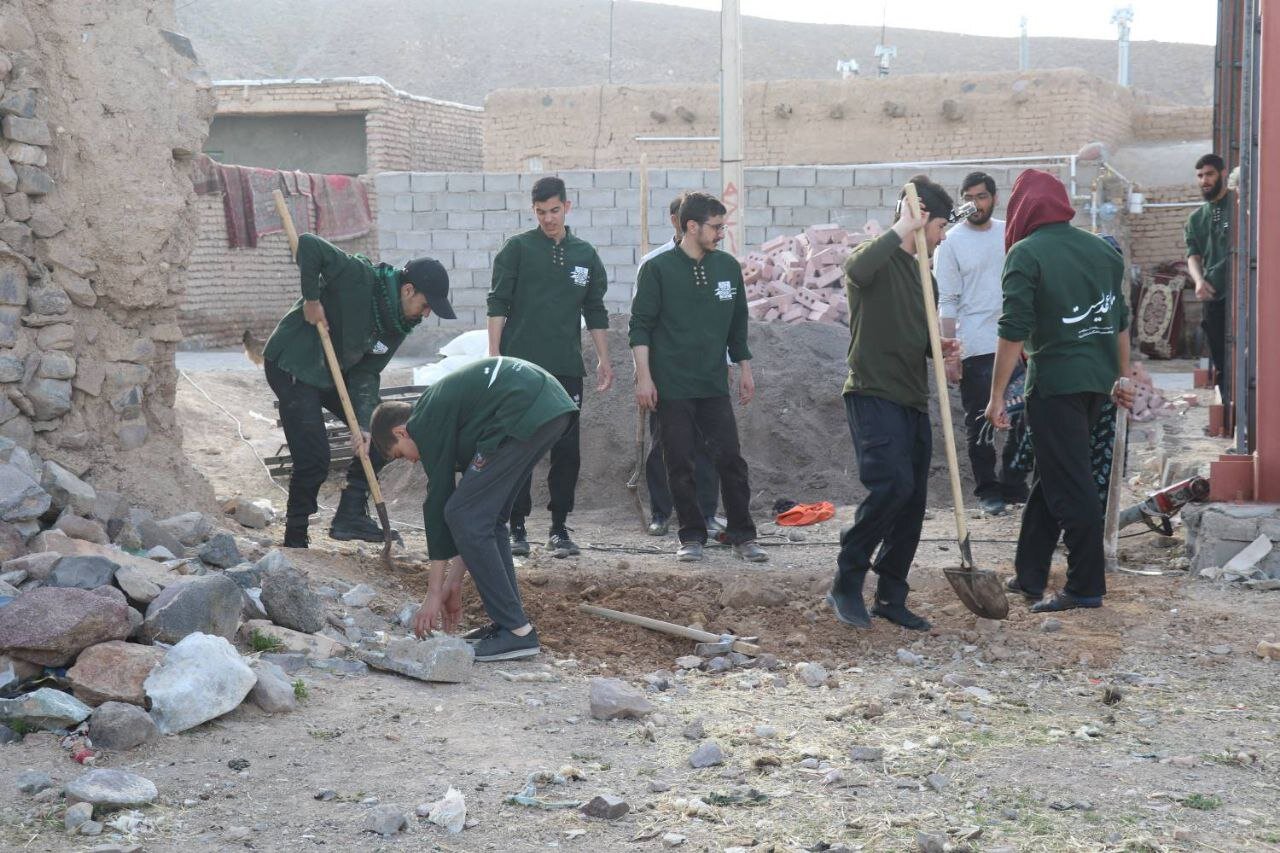 بنایی با خشت بحث علمی | دانشجویان دانشگاه علامه لباس کارگری بر تن کردند 