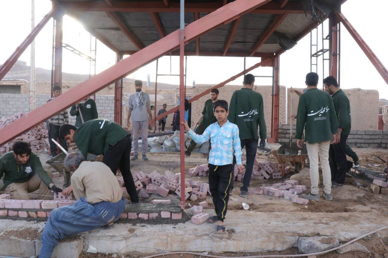 بنایی با خشت بحث علمی | دانشجویان دانشگاه علامه لباس کارگری بر تن کردند
