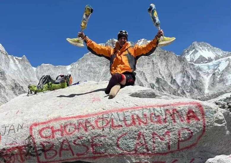 عجیب اما واقعی؛ صعود کوهنورد ایرانی بدون پا به اورست ! | تصاویر