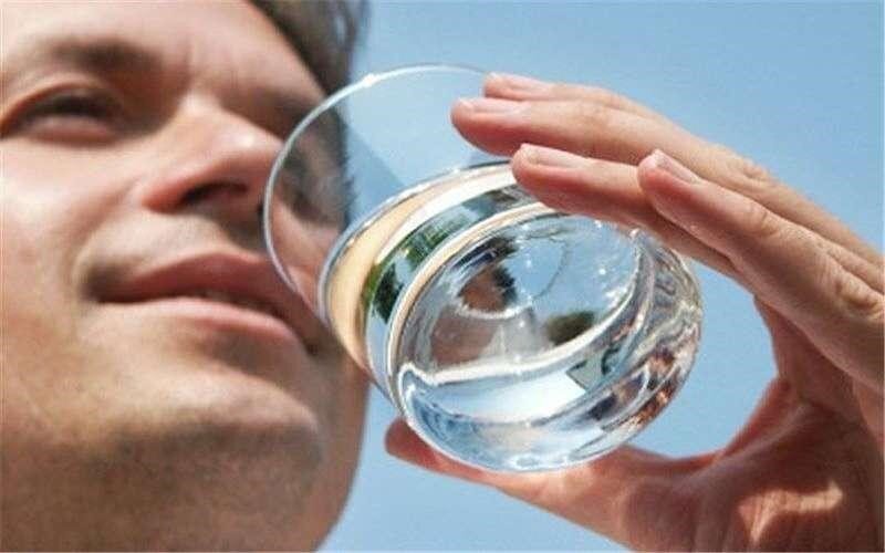 فواید نوشیدن آب داغ ناشتا نوشیدن آب داغ