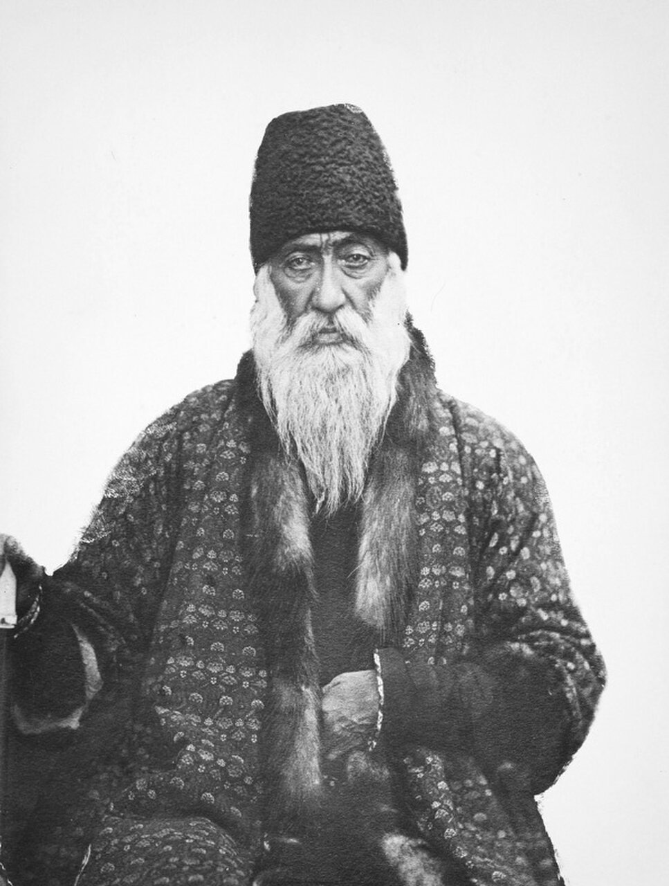 آرامگاهی با نقاشی‌های گرانبها و سنگاب تاریخی | ورود به این مقبره خانوادگی ممنوع است