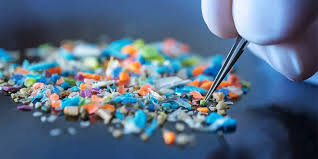 زبالههای پلاستیکی دیگر راه فراری ندارند | میکروپاککنهایی از جنس جلبک و جادو