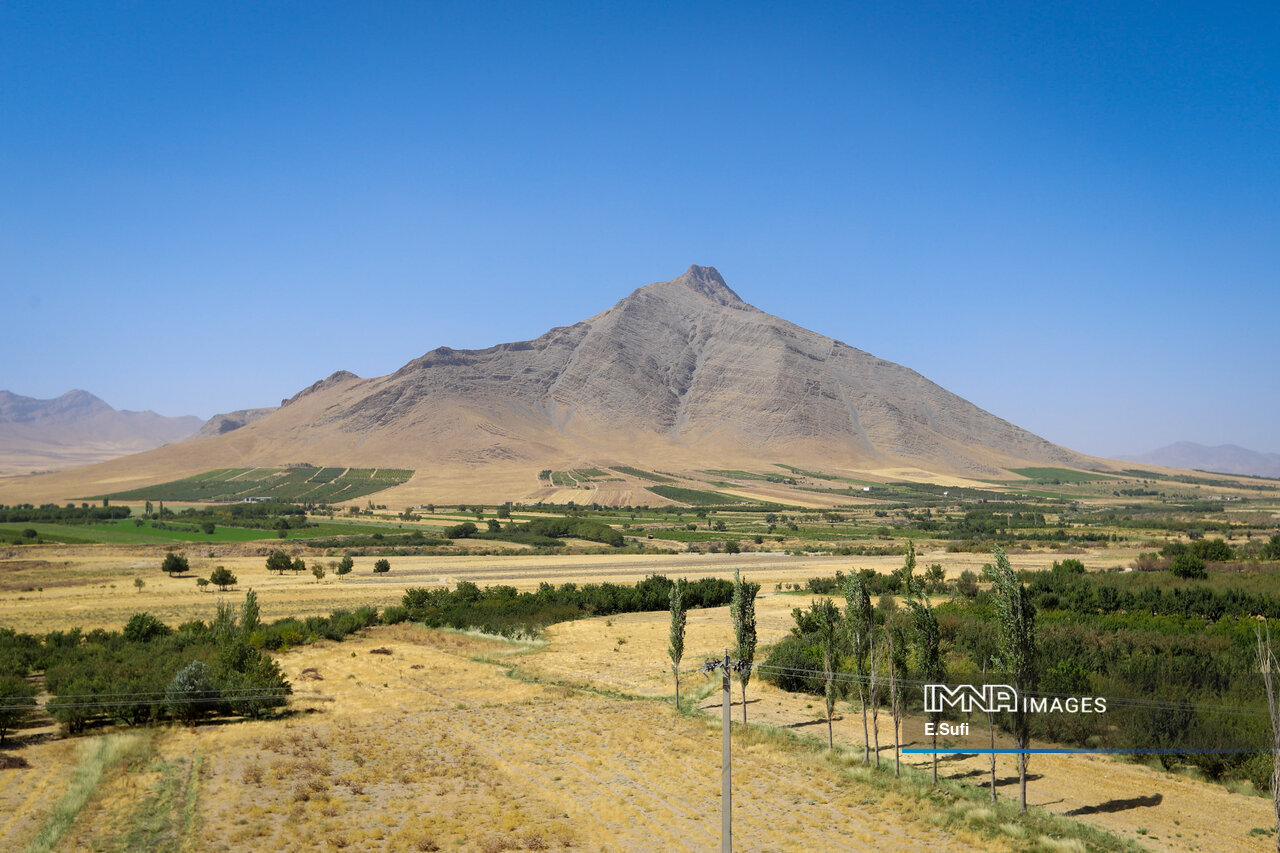 خنداب؛ آب سنگین، باغ رنگین