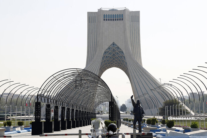 نمادهای بهاری در میدان ازادی