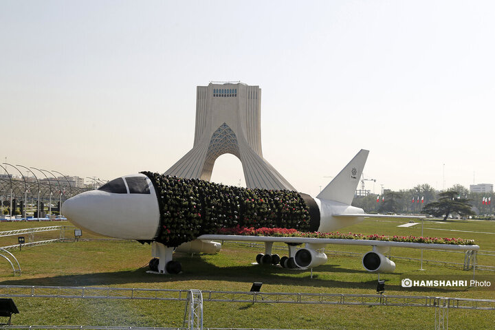 نمادهای بهاری در میدان ازادی