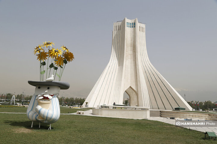 نمادهای بهاری در میدان ازادی