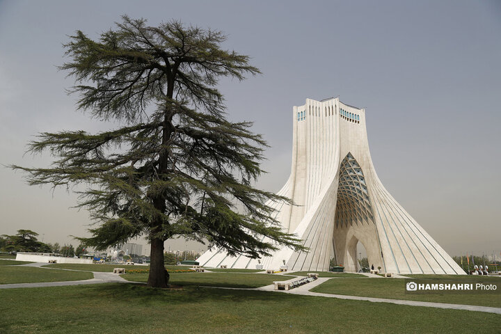 نمادهای بهاری در میدان ازادی