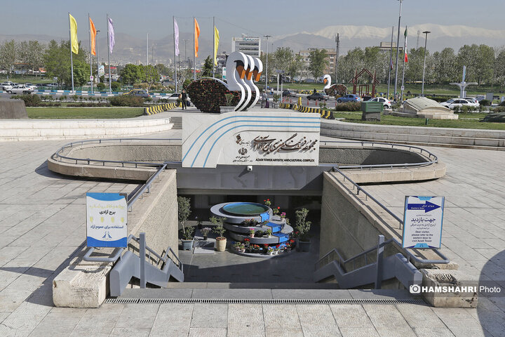 نمادهای بهاری در میدان ازادی