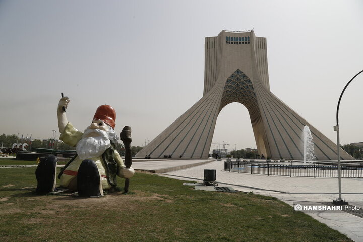 نمادهای بهاری در میدان ازادی