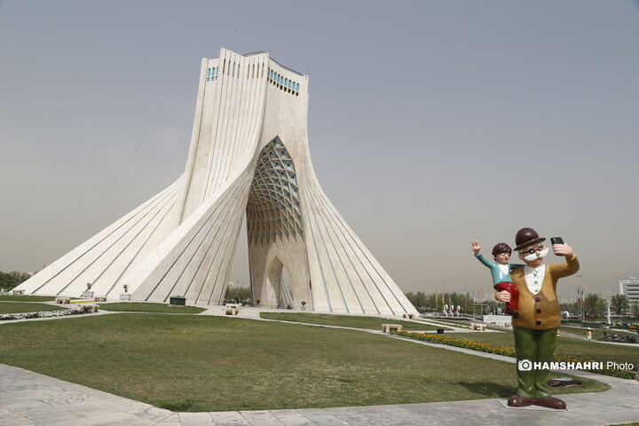 نمادهای بهاری در میدان ازادی