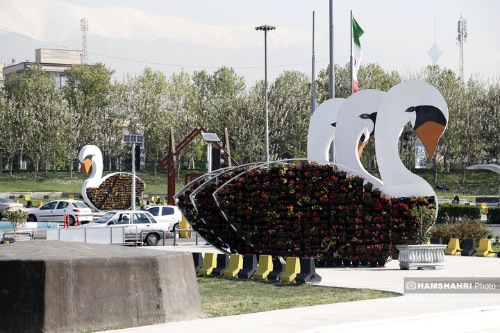 نمادهای بهاری در میدان ازادی