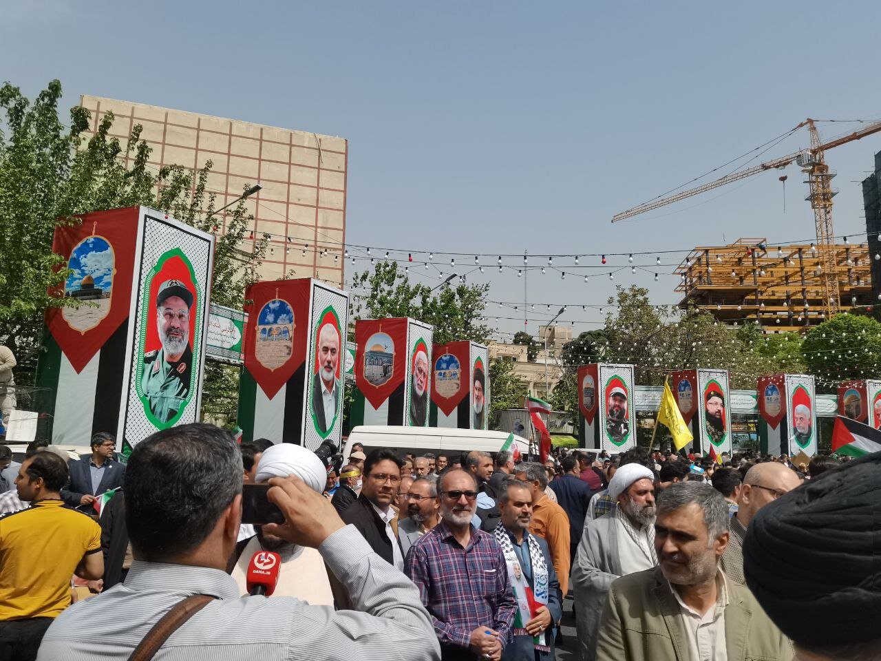 نمایش تصاویر شهیدان یحیی السنوار، شهید مغنیه، حاج قاسم سلیمانی و... در اجتماع مردمی تهران + ویدئو | آتش زدن پرچم اسرائیل